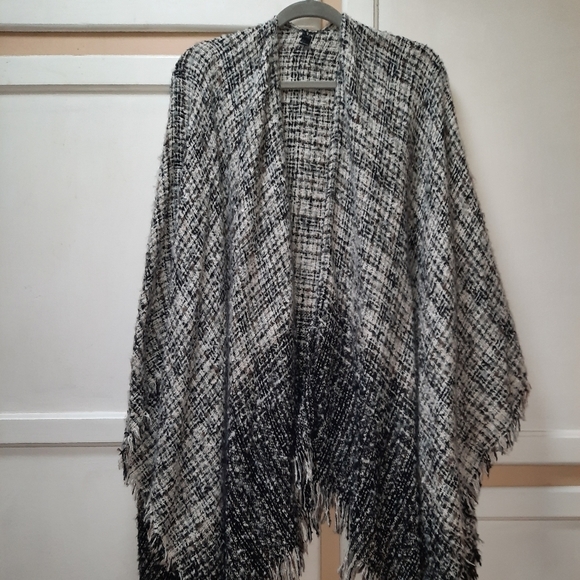 Beautiful Women's Winter Shawl - Picture 3 of 3